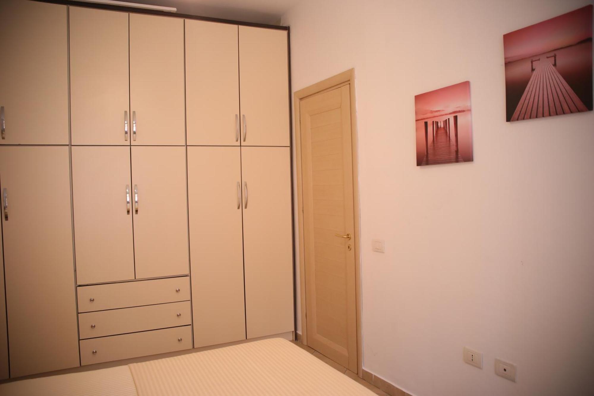 Pleasant Apartment With Free Dedicated Parking In Komuna E Parisit Tirana Exteriör bild